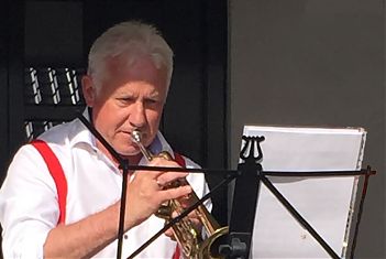 Wim Bouman speelt trompet van bladmuziek