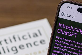 Een smartphone toont de pagina 'Introducing ChatGPT'