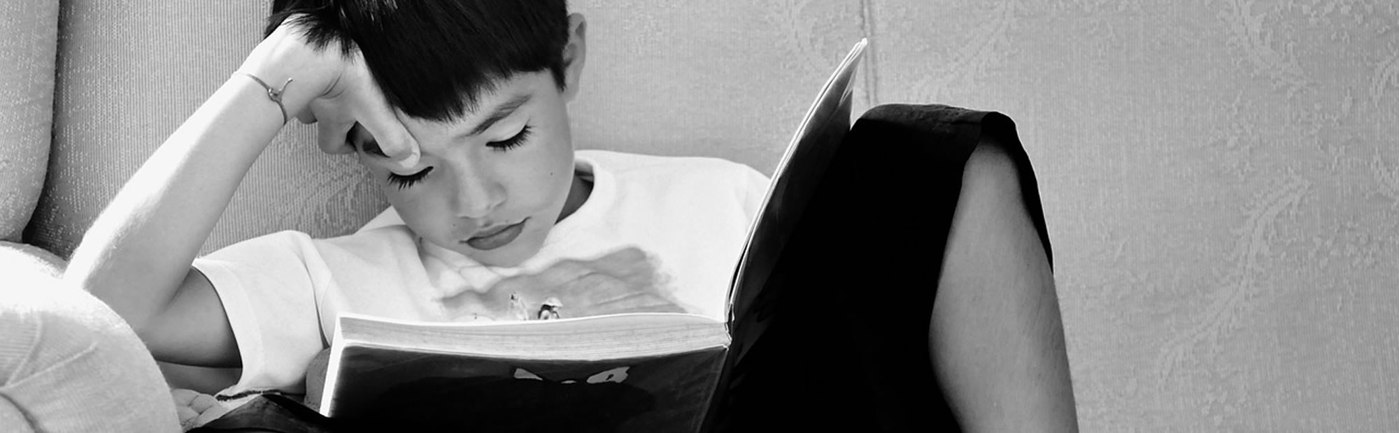 Jongen verdiept in een boek