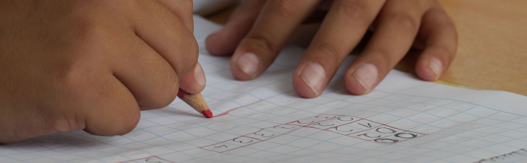 Kinderhanden en een schrift met sommen