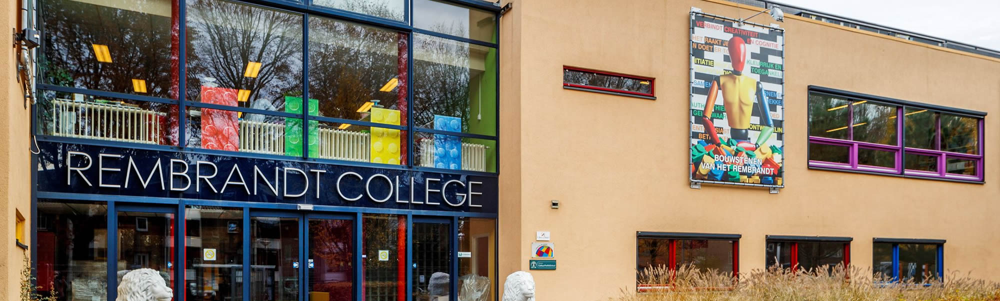 Deel van de pui van het Rembrandt College