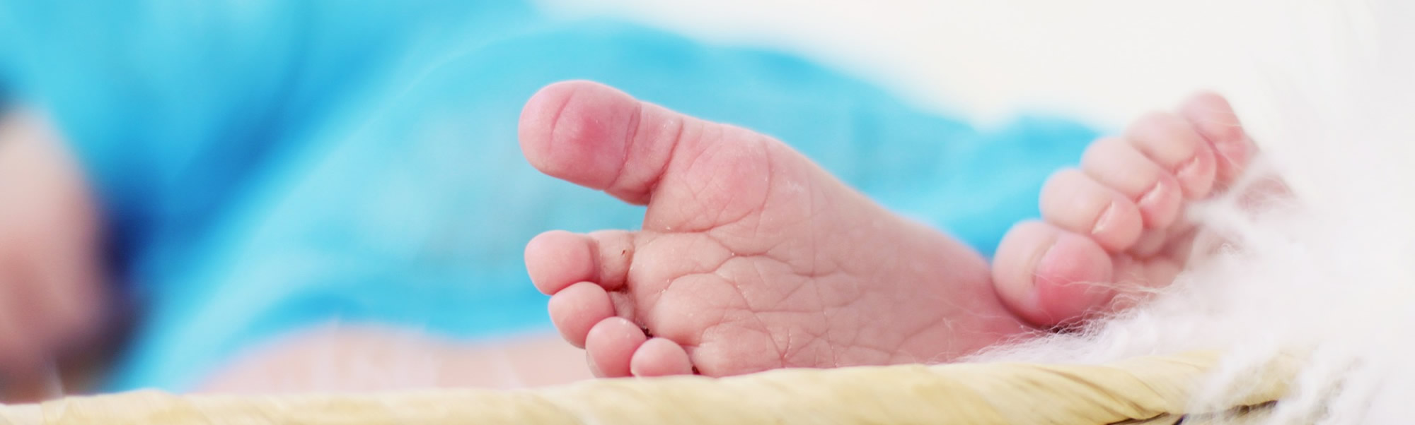 Twee kleine babyvoetjes van een pasgeboren baby