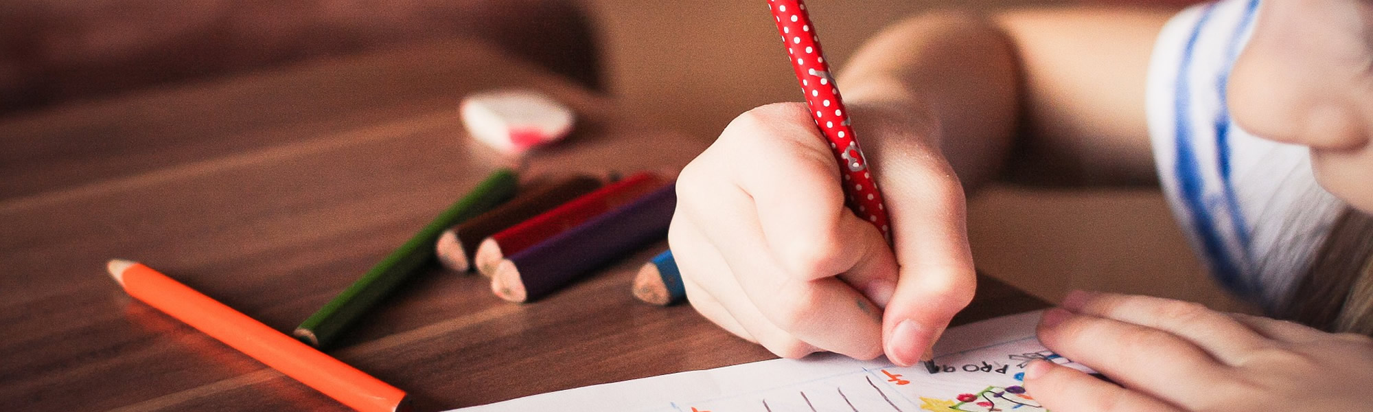 kinderhand schrijft met potlood