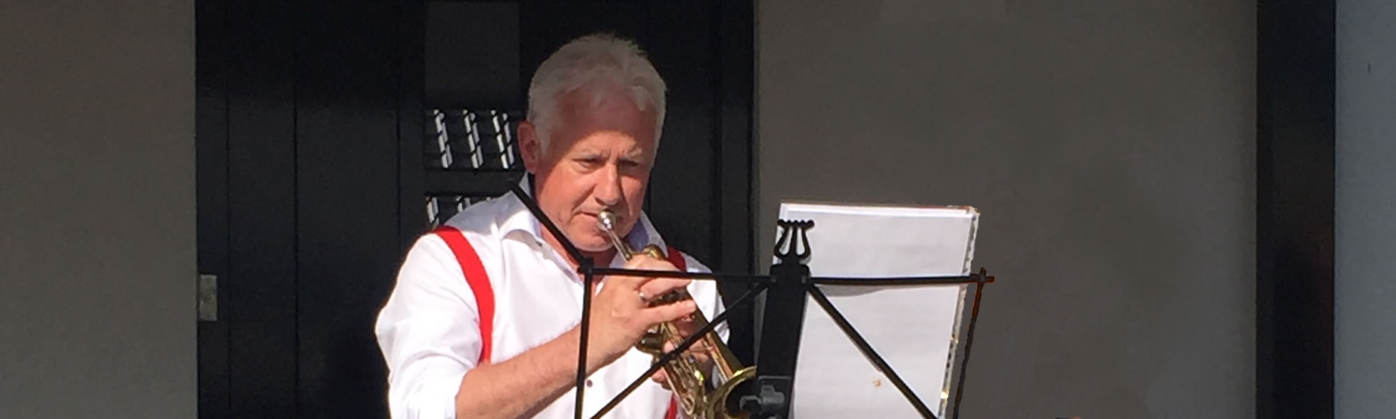 Wim Bouman speelt trompet van bladmuziek