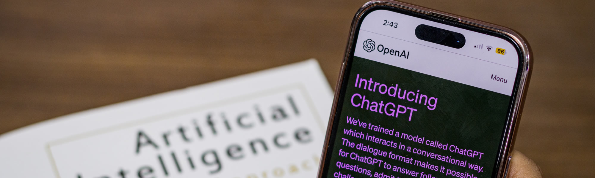 Een smartphone toont de pagina 'Introducing ChatGPT'